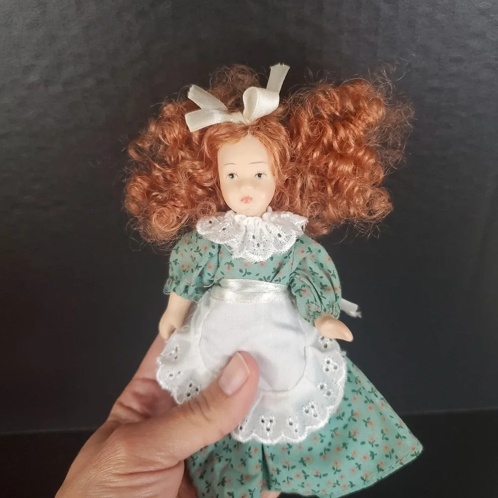 Vtg Leonardo Collection 1:12th Scale Red Head, Floral Dress,Pinafore Victorian‎
